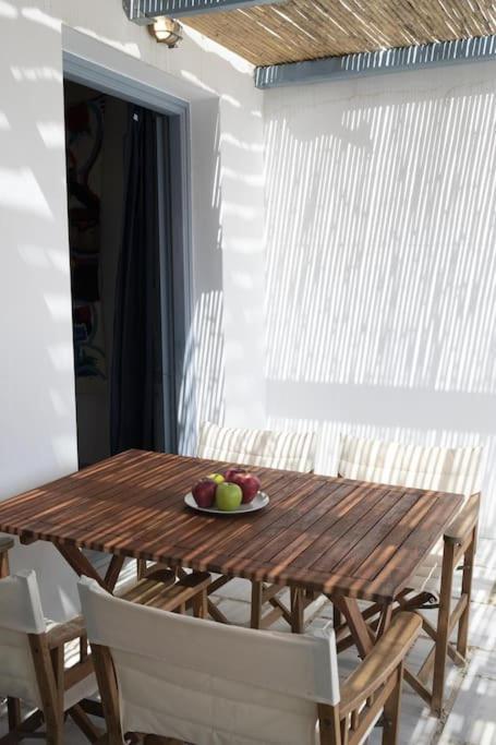 Beachfront 2Br Apartment - Free Parking Livadi  Екстер'єр фото