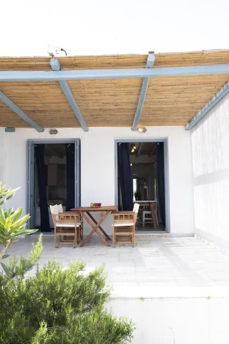 Beachfront 2Br Apartment - Free Parking Livadi  Екстер'єр фото