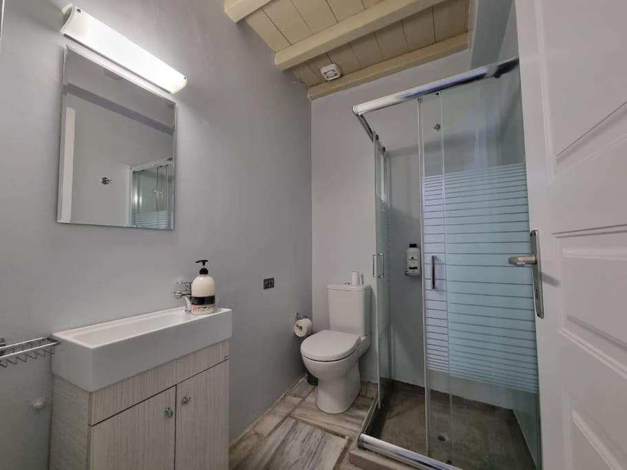 Beachfront 2Br Apartment - Free Parking Livadi  Екстер'єр фото