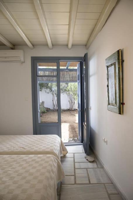 Beachfront 2Br Apartment - Free Parking Livadi  Екстер'єр фото
