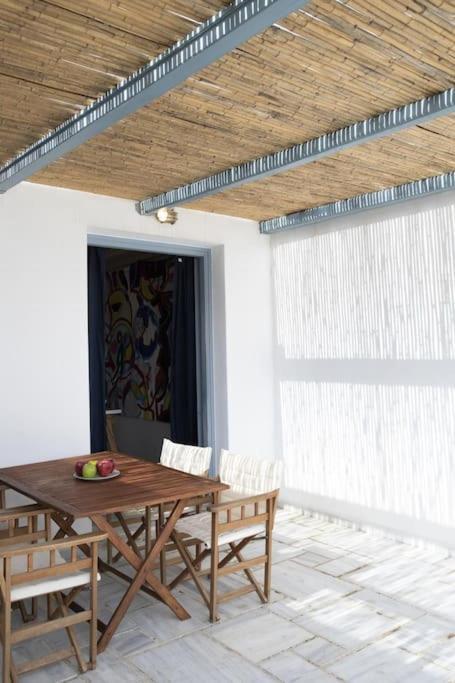 Beachfront 2Br Apartment - Free Parking Livadi  Екстер'єр фото