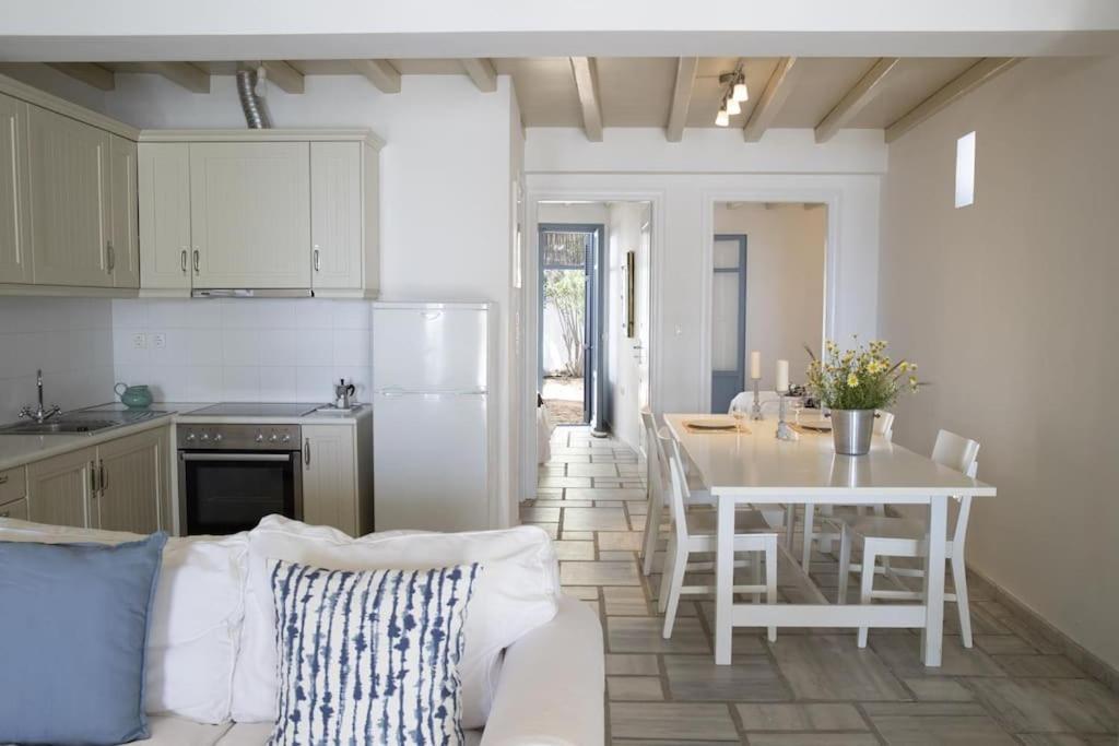 Beachfront 2Br Apartment - Free Parking Livadi  Екстер'єр фото