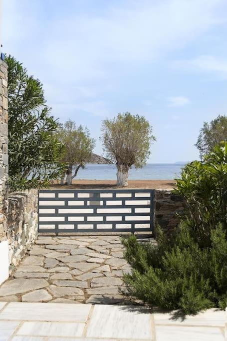 Beachfront 2Br Apartment - Free Parking Livadi  Екстер'єр фото
