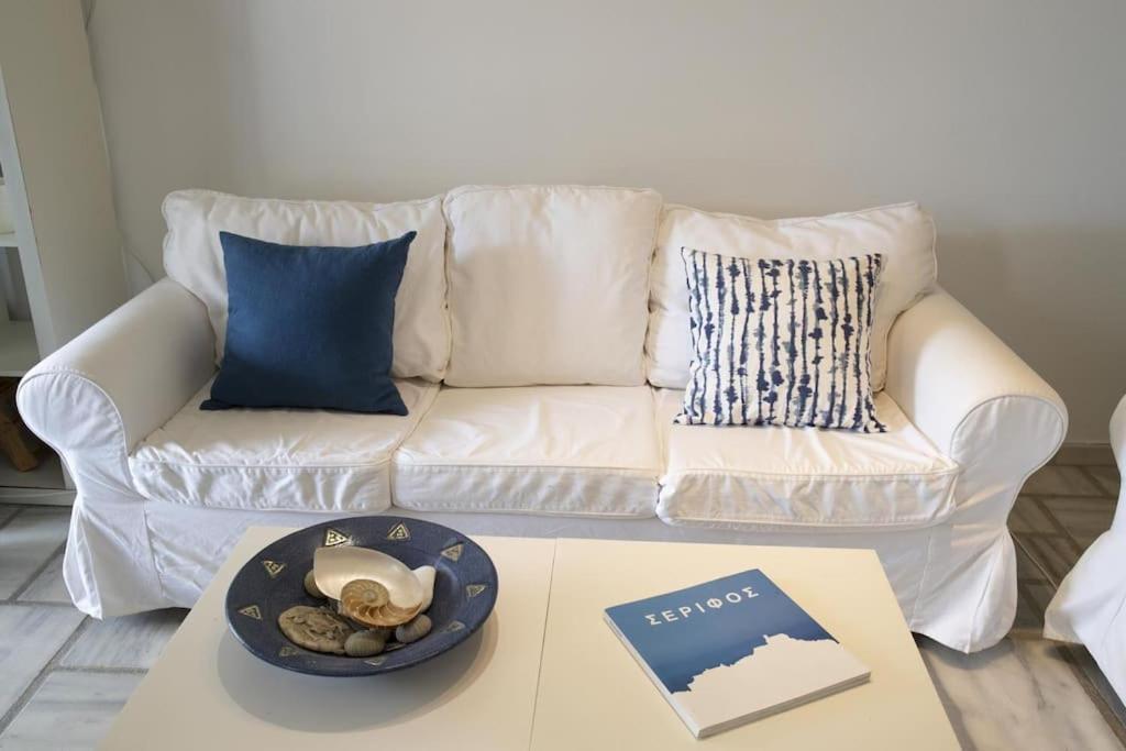 Beachfront 2Br Apartment - Free Parking Livadi  Екстер'єр фото